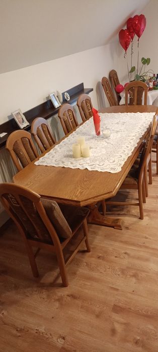 Sprzedam stół z krzesłami.