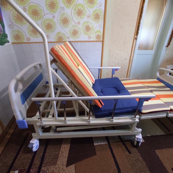Ліжко для лежачих, механічне з функцією туалету і бокового повороту