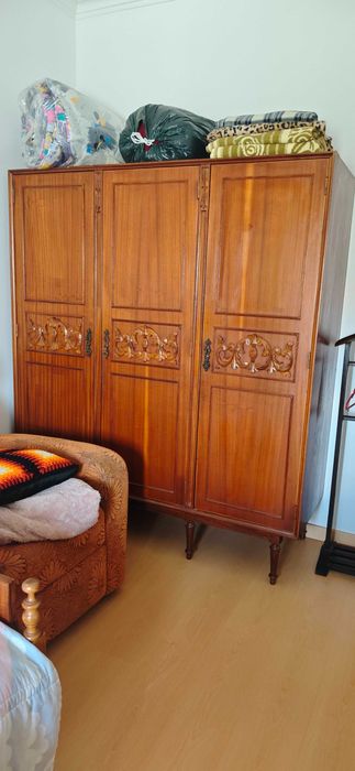Mobilia de Quarto Completa em Madeira Maciça de Cerejeira + Colchão (Excelente Estado)