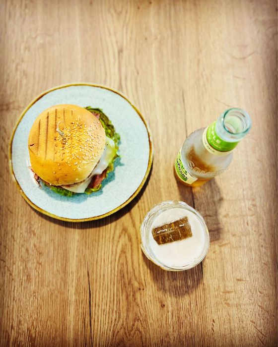 pastelaria moderna e acolhedora