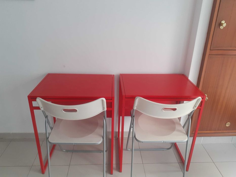 Mesas e cadeiras em metal e pvc