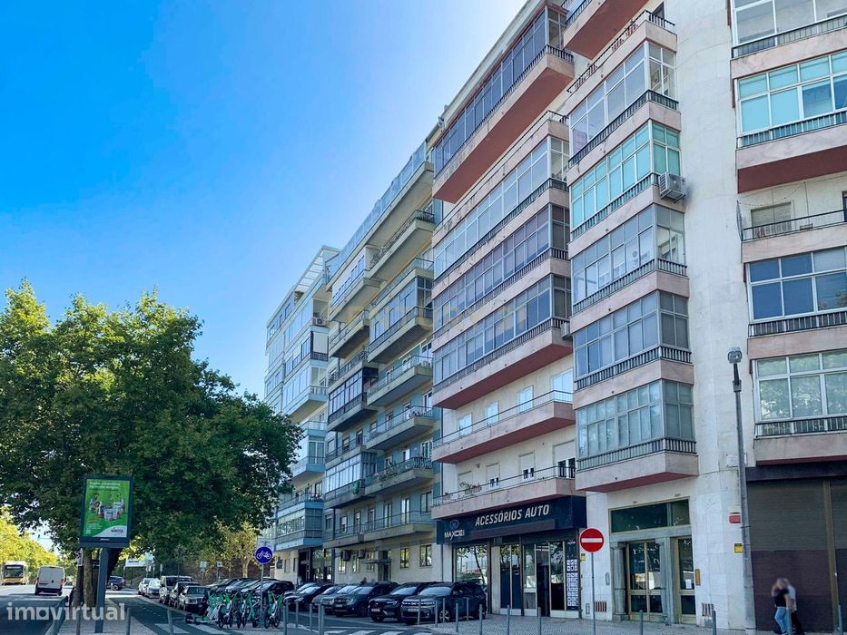 Espaçoso T4 para Recuperar na Avenida do Brasil em Lisboa