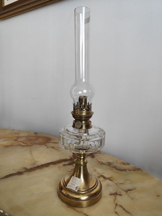 Lampa naftowa z przezroczystym zbiornikiem