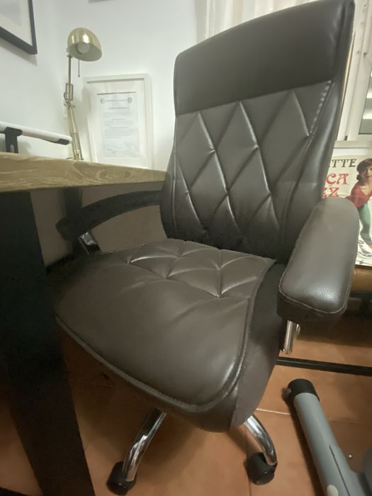 Secretaria robusta e cadeira