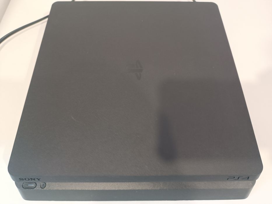 PS4 Slim 500GB + 2 Comandos + 4 Jogos