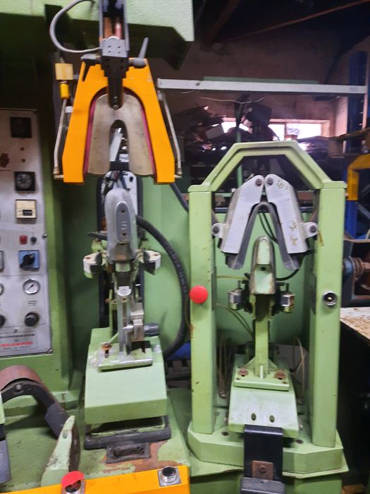 Máquina de moldar testeiras e contrafortes