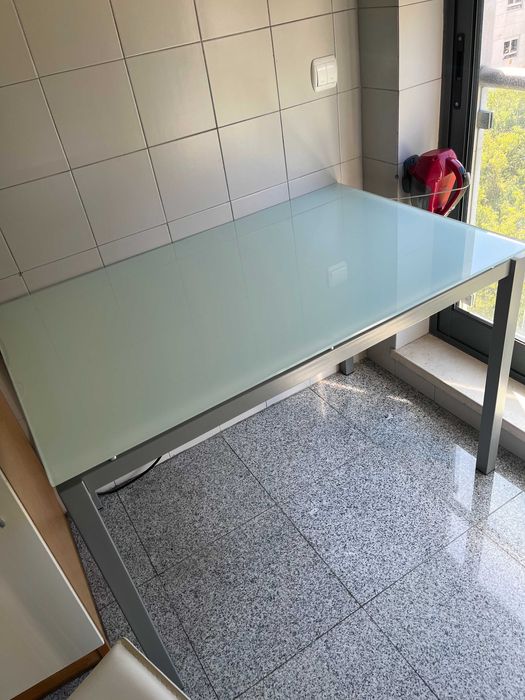 Mesa de vidro com estrutura metálica