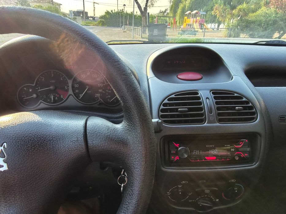 Peugeot 206 HDi 90cv - 2 lugares branco com 332.000 Km
