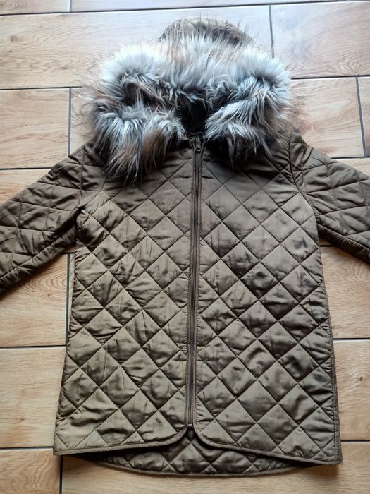 Kurtka damska pikowana z futrzanym kapturem. Rozmiar L