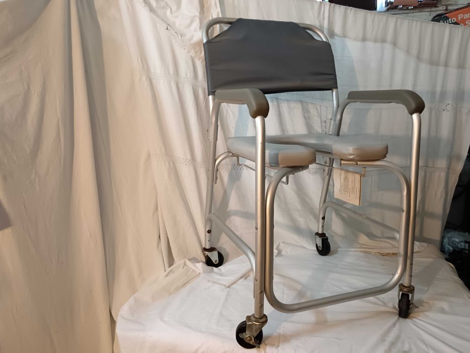 Cadeira De Banho E Sanitária Com Rodas  - nova -