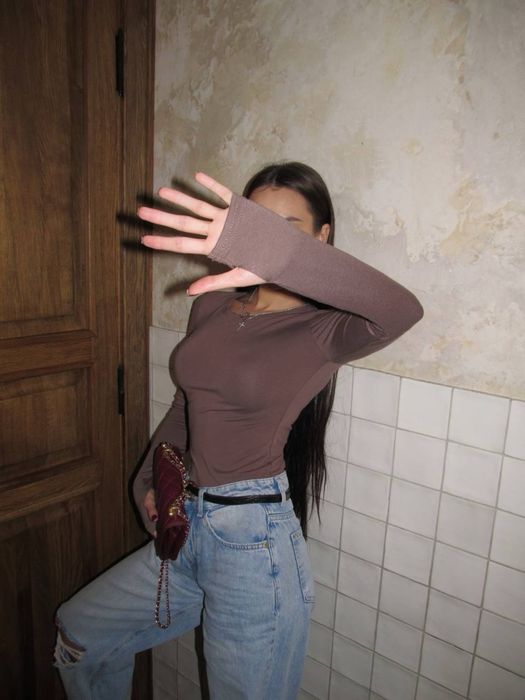 Трендовий базовий лонгслів з вирізами/новинка 2026/ базовый лонгслив