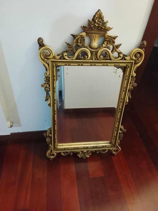 Espelho muito antigo.