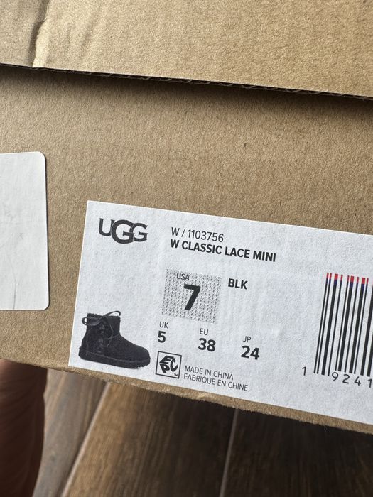 Уги, замшеві чоботи Нові UGG W Classic Lace Mini (артикул 1103756), колір Black (BLK), розмір US 7 / EU 38.