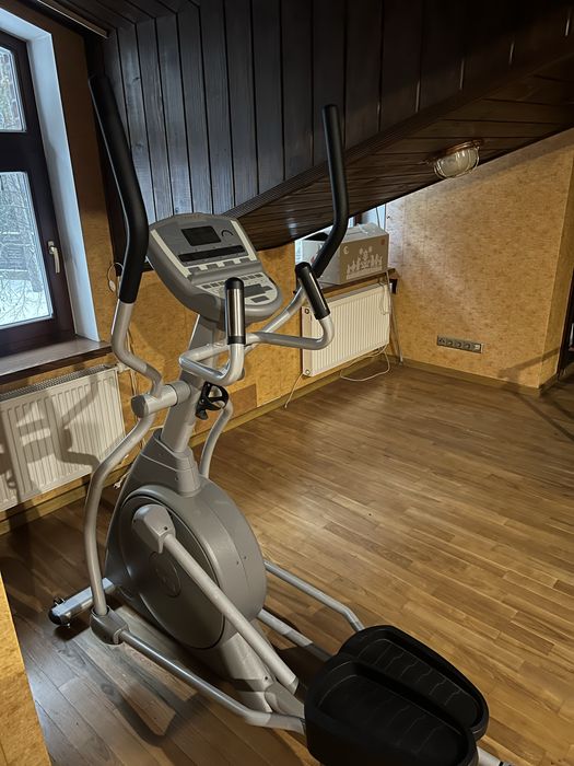 Спортивне обладнання. Тренажери. Бігова доріжка. Орбітрек.