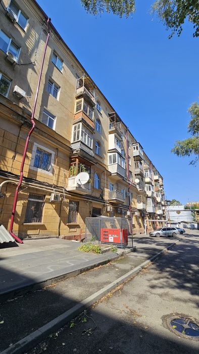 Продам трехкомнатную квартиру, сталинка, центр ул. Мостовая, п. Глобы