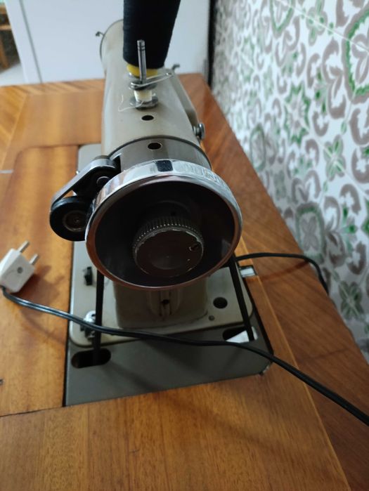 Máquina de costura Alfa anos 70 com móvel e pedal – a funcionar