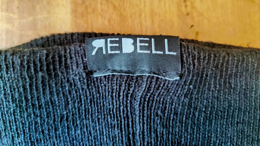 Czapka smerfetka firmy Rebell, czarna, napis „Hoter”