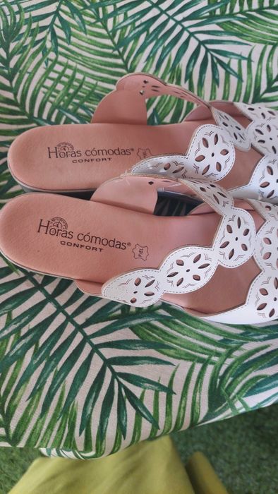 Sandalias brancas, horas comodas