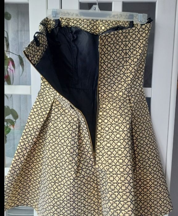 Rozkloszowana złota sukienka S Vinci