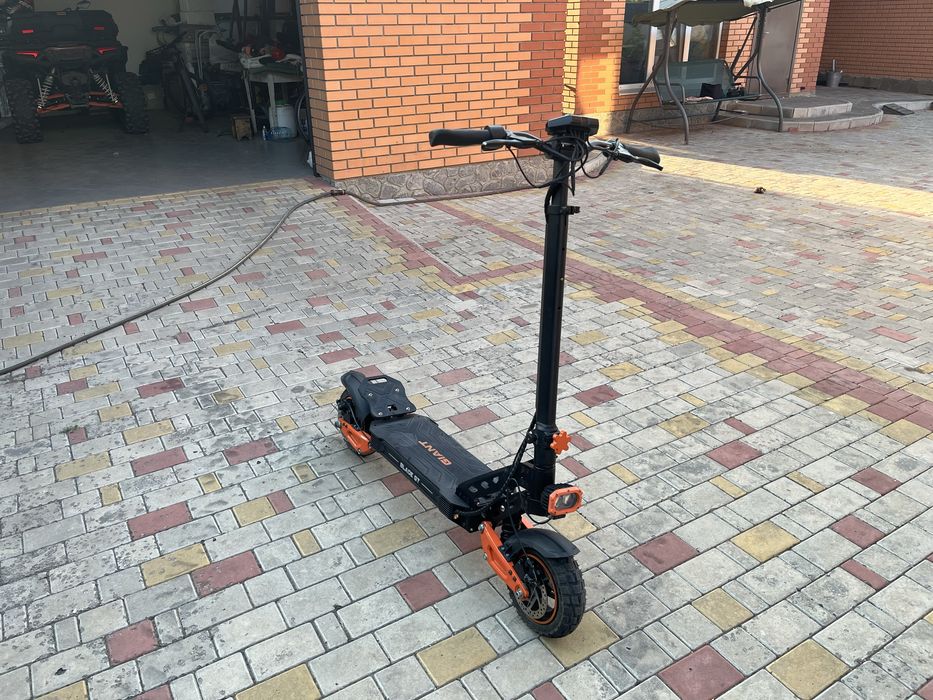 Електросамокат GIANT