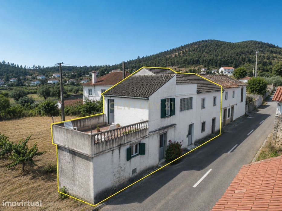 Moradia T4 para renovação com grande potencial, terraço e vistas boas