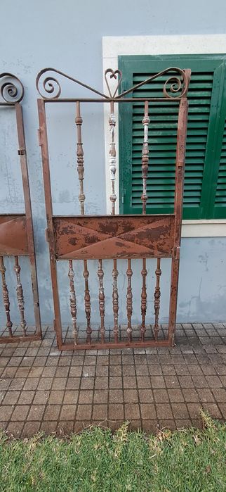 Três portões de ferro maciço