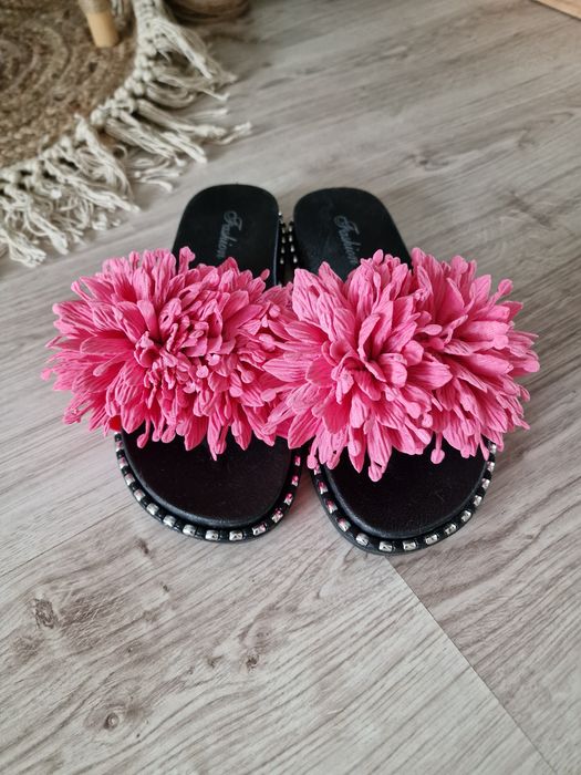 Klapki damskie ze sztucznymi kwiatami 37