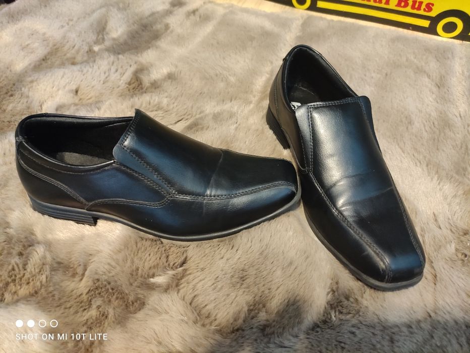 Buty lakierki eleganckie do komunii okazuje trzewiki