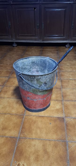 Balde metálico  neo-contenporaneo by Theo Markwood