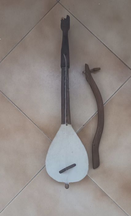 Alaúde vintage-precisa restauro