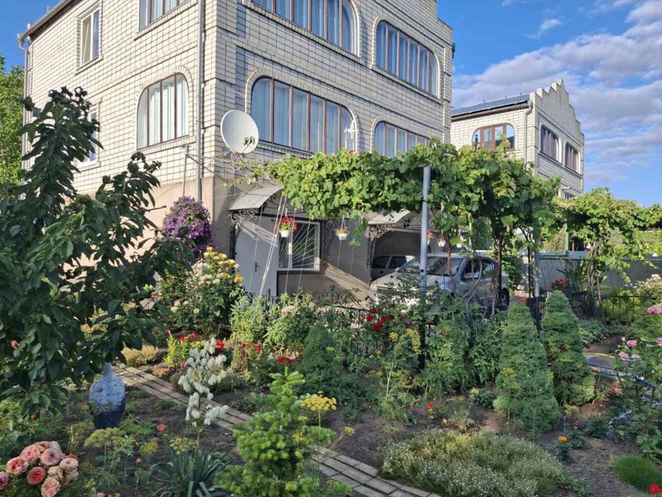 Продам будинок поруч з центром