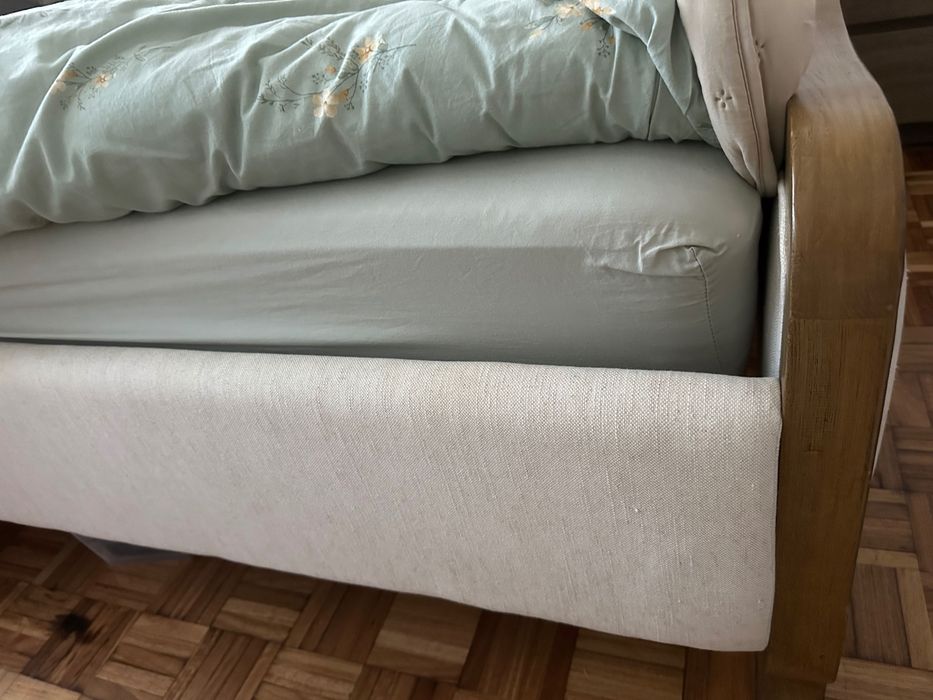 Cama de casal de madeira e forrada a Linho