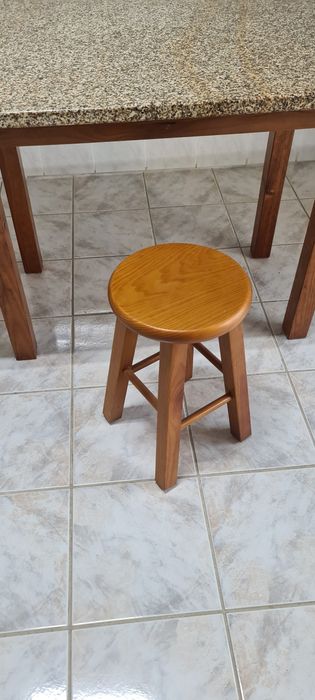Mesa em granito e madeira maciça