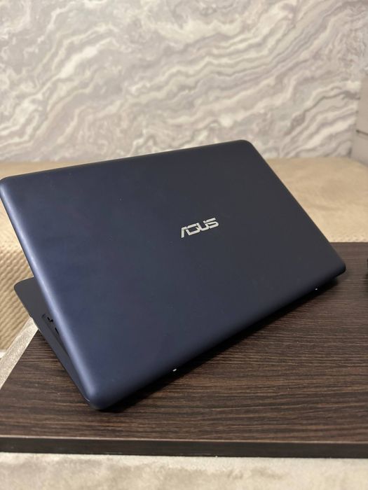 Компактний ноутбук ASUS 11.6" / Батарея 10 годин / Win 10 Pro