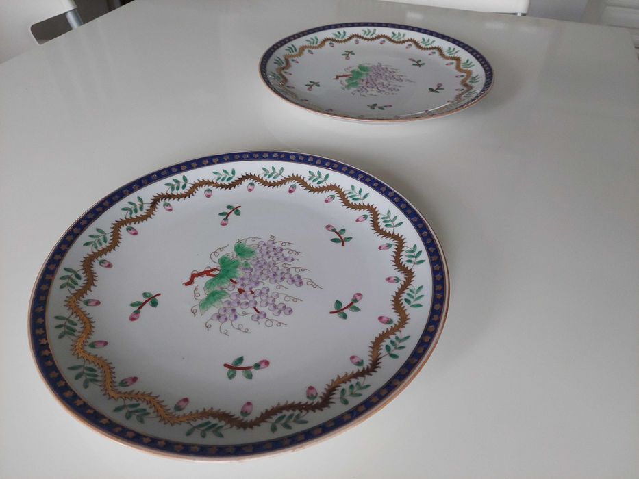 Conjunto de 2 pratos decorativos em porcelana (motivo uvas)