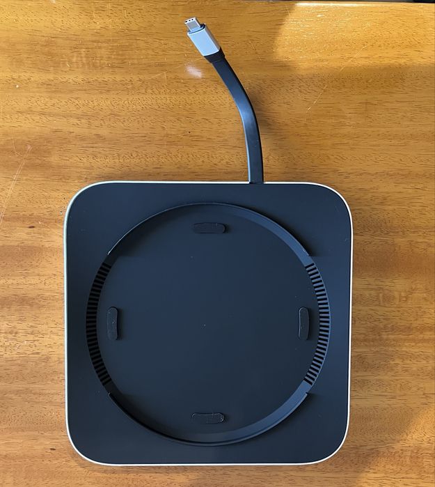 Mac Mini M2 2023 com base HUB para disco SSD