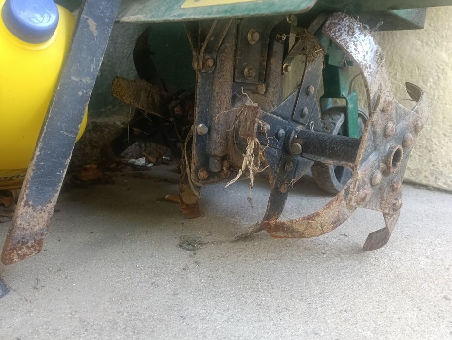 motoenxada a trabalhar