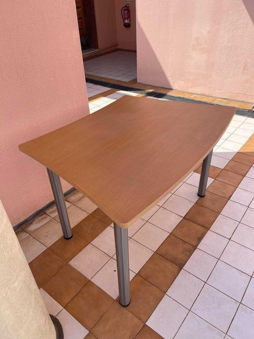 Mesa de madeira para quarto da criança