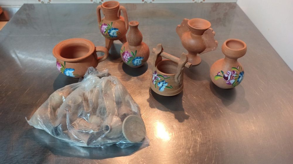 Vasos ou jarras de cerâmica de vários modelos, pintadas a mão. Em mini