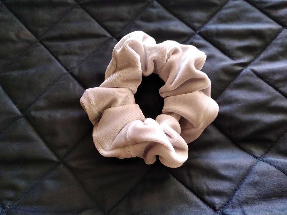 Резинка бархатная на волосы платинового цвета серебристо серая