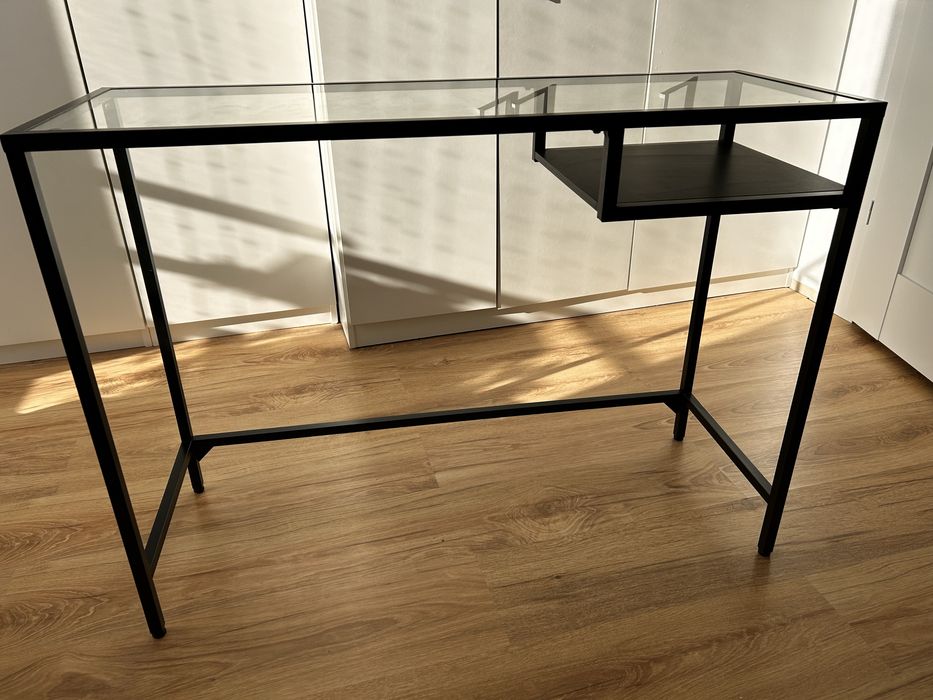 Szklany stolik na laptopa