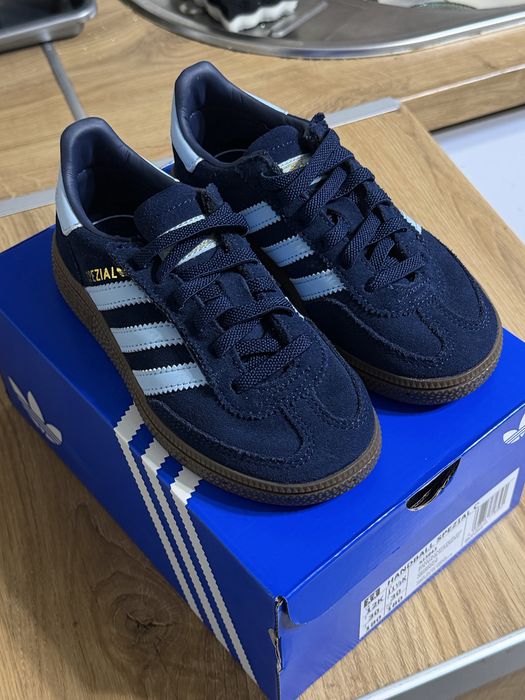 Продам детскую обувь Adidas