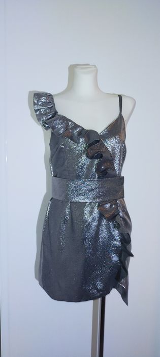 Sukienka mini srebrna błyszcząca falbana 36 S