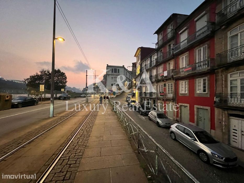 Dois prédios contíguos na zona histórica do Porto, com vistas diretas