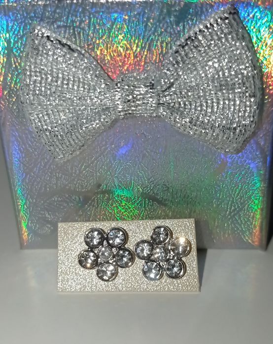 Nowe kolczyki srebrne kwiatki z diamencikami ze stali nierdzewnej