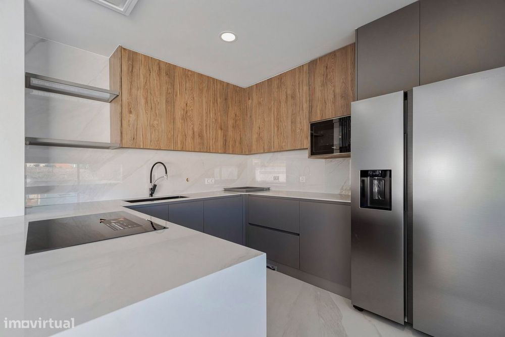 *** CHARNECA CENTRO - Moradia T4 de Luxo NOVA!!! ***
