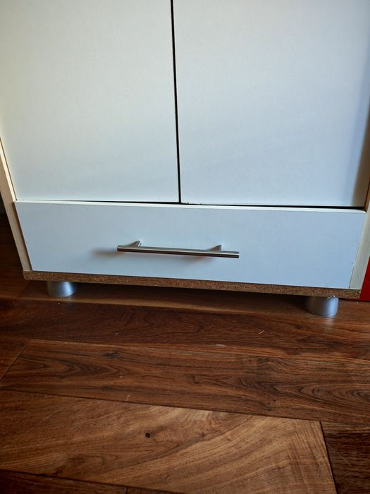 Szafa biała z drążkiem i szufladą