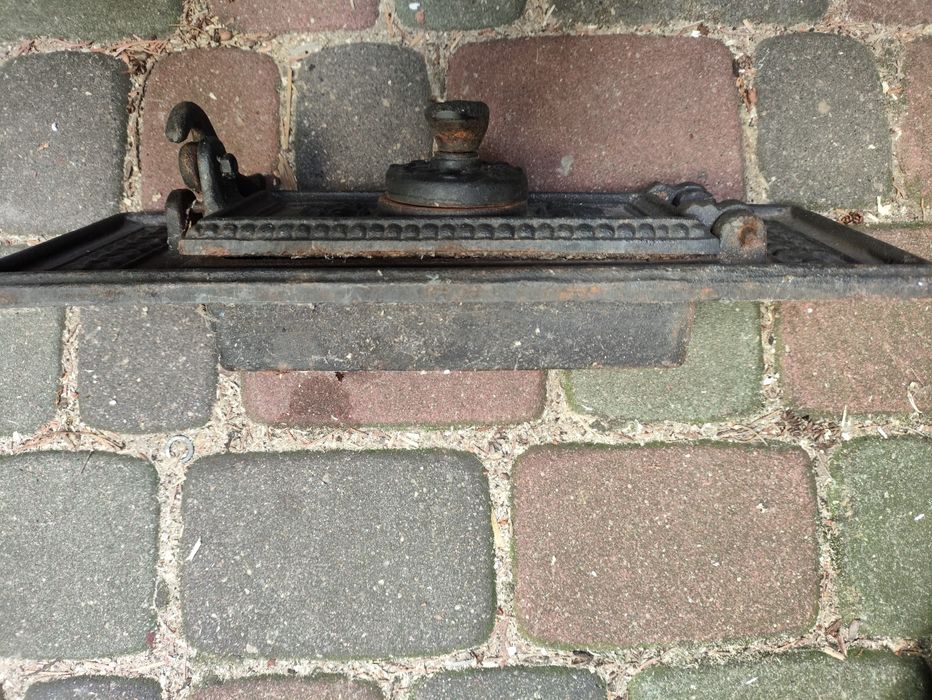 Drzwiczki do kominka pieca.