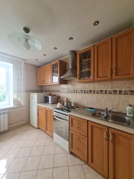 Три та чотирикімнатніі квартири різні райони, 8 спальн місць від 1500