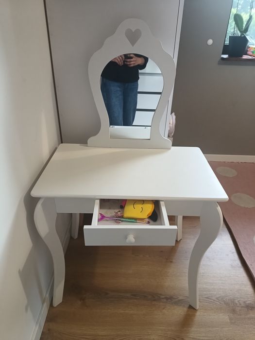 Biała toaletka  z lustrem